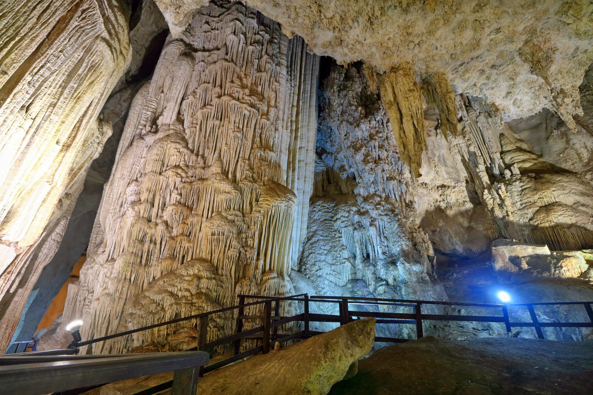 Underjordisk kalkstenshule med talrige stalaktitter og stalagmitter