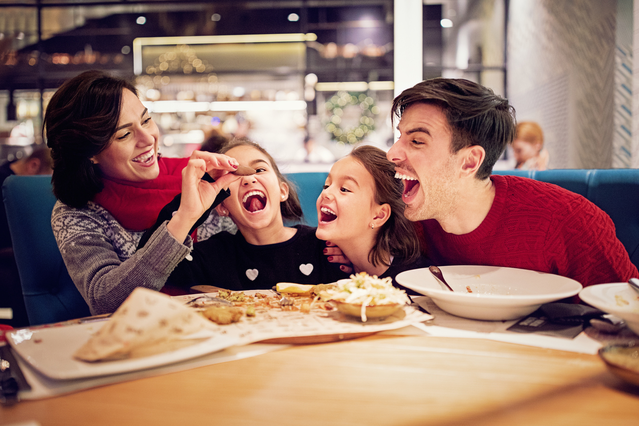 Familie nyder et måltid sammen på restaurant