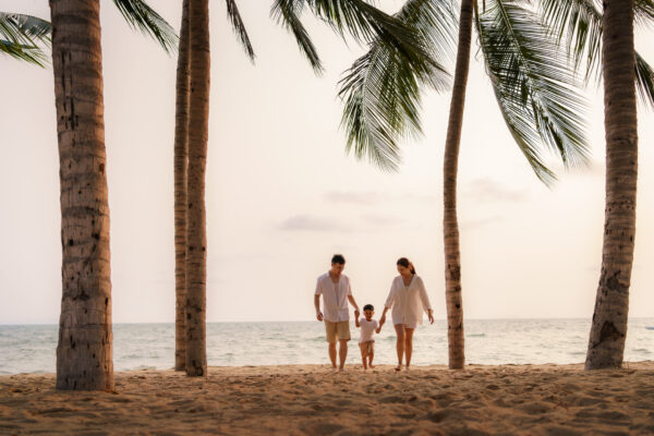 Søgning: Familie på strandferie med palmetræer i baggrunden