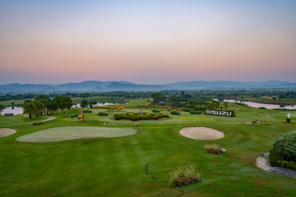 Luft Grand Prix Golf Club i Kanchanaburi, Thailand med udsigt over golfbanen, træer og nærliggende bygninger og strukturer.