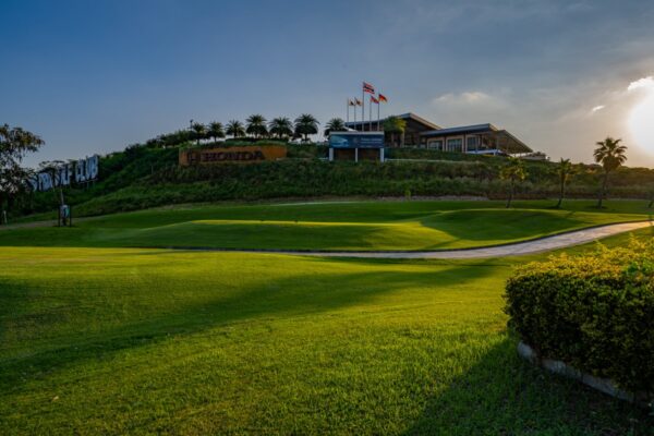 Grand Prix Golf Club i Kanchanaburi, Thailand. Golfbanen ved solnedgang med udsigt over de smukke beliggende omgivelser og natur.