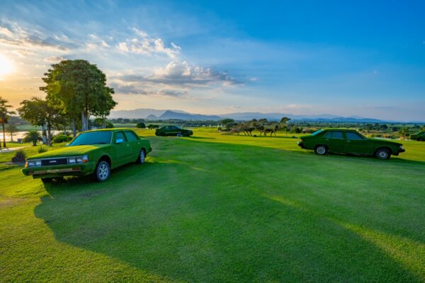 Kanchanaburi Golf Club: Grønne biler parkeret på en græsmark