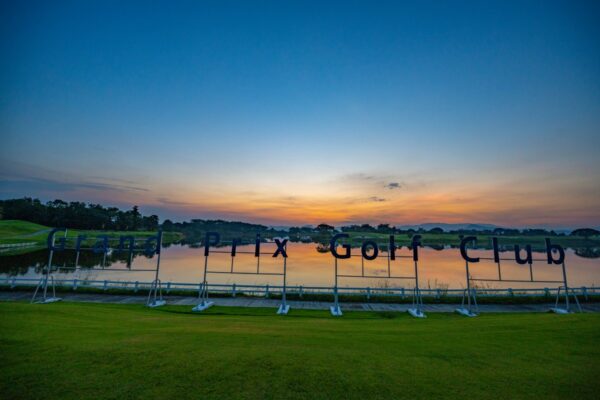  Grand Prix Golf Club i Kanchanaburi ved solnedgang, Hovedskilt for golfklubben