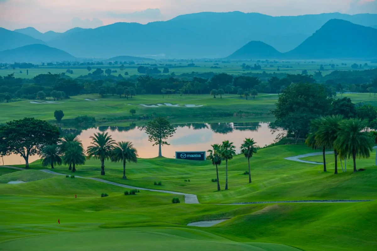 Grand Prix Golf Club i Kanchanaburi, Thailand, tilbyder en enestående golfoplevelse for entusiaster på alle niveauer. 