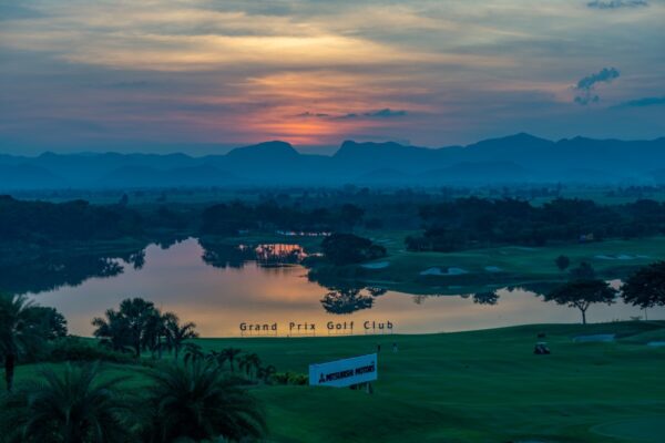 Solnedgangsudsigt på Grand Prix Golf Club i Kanchanaburi, Thailand