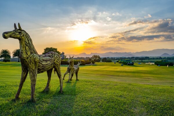 Statuer af heste på Grand Prix Golf Club i Kanchanaburi, Thailand