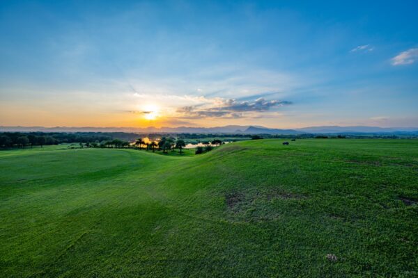 Overhead view af Grand Prix Golf Club i Kanchanaburi ved solnedgang