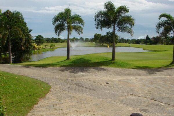 Green Valley Country Club Bangkok golfbane, frodige palmer, fredfyldt golfoplevelse, smuk dam