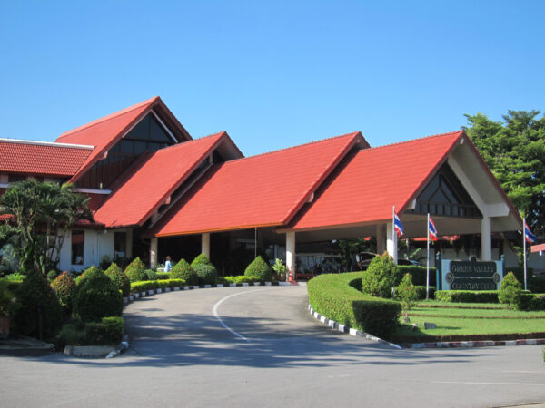 Rødt tag bygning i Green Valley Country Club Bangkok