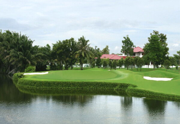 Golfbane ved sø med hus i baggrunden på Green Valley Country Club i Bangkok