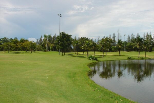 Golfbane i Bangkok, Green Valley Country Club med naturskøn dam og frodige træer