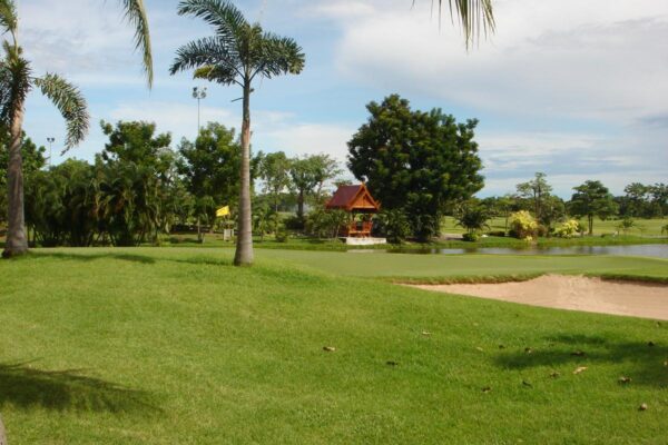 Golfbane på Green Valley Country Club, Bangkok: frodigt grønt græs, manicure fairways og afslappende golfoplevelse