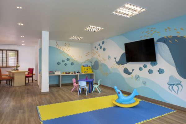 Friske, farverige børnelege værelsessider inspireret af Krabi og Koh Lanta. Blå og gule vægløsninger for børneværelset for at skabe et