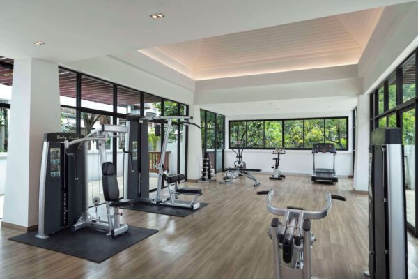 AVANI+ Koh Lanta Krabi Resort med fuldt udstyret fitnesscenter og panoramavinduer