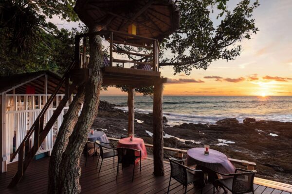 Oplev en fantastisk solnedgang på Koh Lanta Krabi Resort, en smuk restaurant ved havet baseret på terrassen. Nyd lokkende måltider, mens du