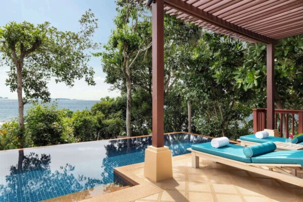 Hotel med pool ved stranden i Koh Lanta Krabi: AVANI+ resort tilbyder ligge-komfortable, havudsigt og luksuriøs pooloplevelse. Perfekt til