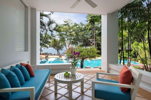 Stue interiør med udsigt over poolen på AVANI+ Koh Lanta Krabi Resort