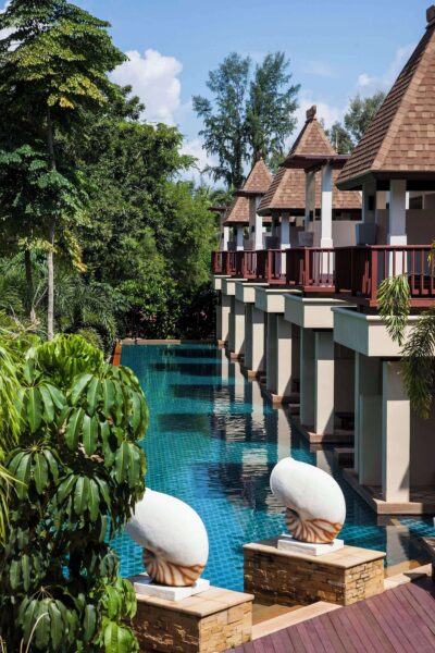 Opdag den rolige skønhed ved AVANI+ Krabi Resort beliggende i hjertet af Koh Lantas frodige jungle. Oplev luksusindkvartering, fantastisk
