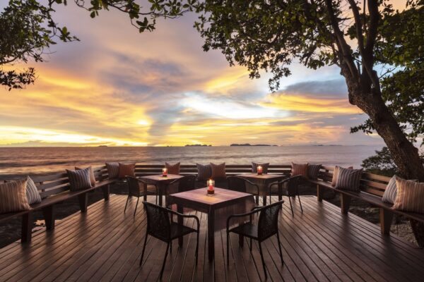 Trædæk med havudsigt på AVANI+ Koh Lanta Krabi Resort under solnedgang