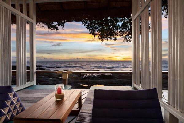 Altan med havudsigt på AVANI resort i Krabi, Thailand. Møbleret med udendørs bord og stole tilbyder dette sted en naturskøn udsigt tæt på