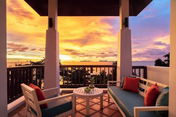Se den fantastiske havudsigt fra balkonen på AVANI+ Koh Lanta Krabi Resort. Balkonen er udstyret med behagelige siddepladser, der forbedrer
