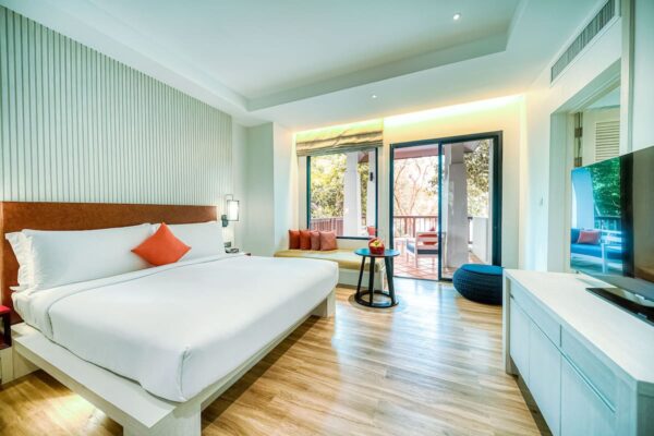Oplev luksus på Koh Lanta Krabi resort med et AVANI+ hotelværelse. Værelset indeholder en komfortabel seng og et topmoderne TV til din