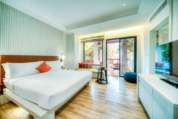 Oplev luksus på Koh Lanta Krabi resort med et AVANI+ hotelværelse. Værelset indeholder en komfortabel seng og et topmoderne TV til din