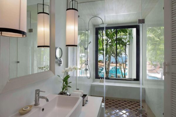 AVANI+ Koh Lanta Krabi Resort har et badeværelse med en naturskøn havudsigt i Thailand. Dette resorts badeværelse imponerer med sit