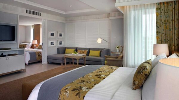 Komfortabelt værelse med senge og sofa i Amari hotel, Hua Hin