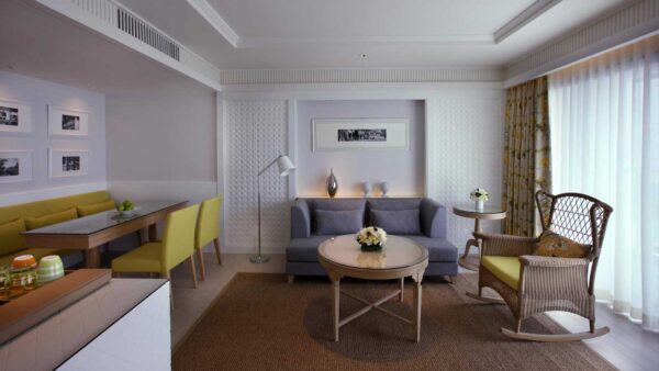 Hua Hin indrettede stuer med gul sofa og gule stole
