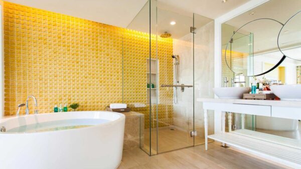 Amari Hua Hin badeværelsesdesign med gule flisevægge og glas brusekabine