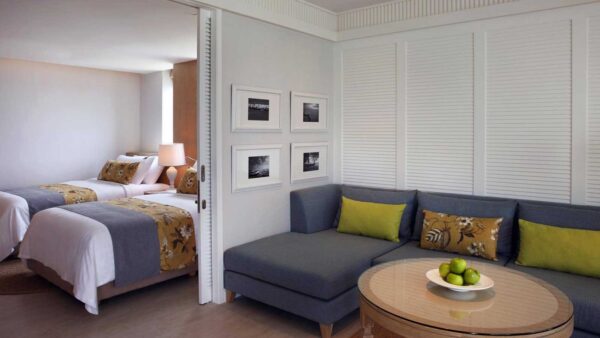 Komfortable to-sengs værelse med sofa på Amari Hua Hin hotel. Perfekt til afslappende ferie eller forretningsrejser. Nem adgang til lokale