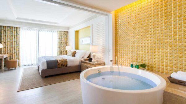 Amari Hotel Room i Hua Hin - med jacuzzi badekar og gule vægge