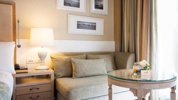 Hotelværelse i Hua Hin med komfortabel seng og stilfuld sofa i det elegante Amari hotel - Ideelt til afslapning og ophold med stil i