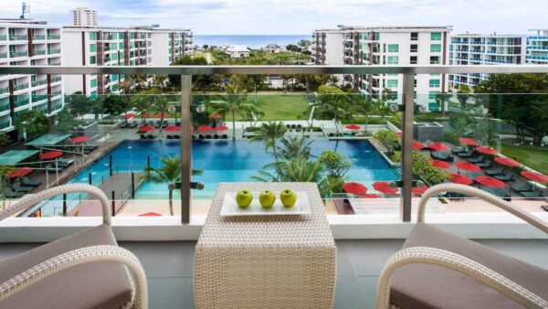 Udsigt over swimmingpool fra balkon på Amari Hua Hin