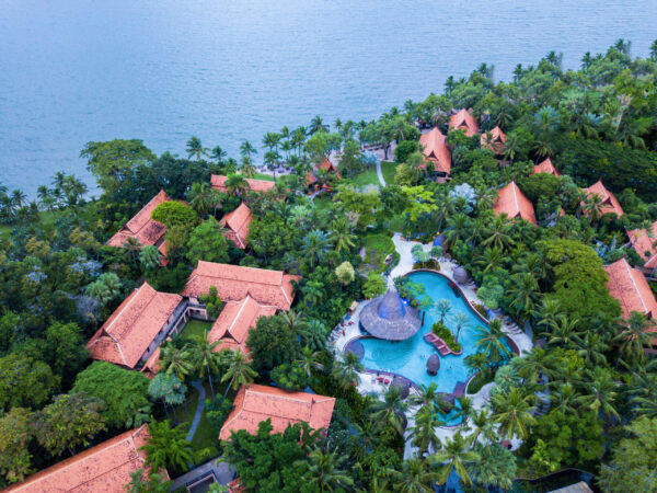 Luftudsigt over Anantara Hua Hin Resort beliggende blandt frodige grønne områder og omgivet af vand