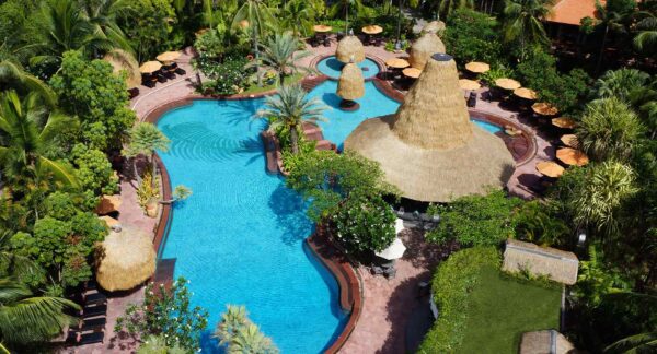 Luft Anantara Hua Hin Resort and Spa med swimmingpool og stråtækte hytter