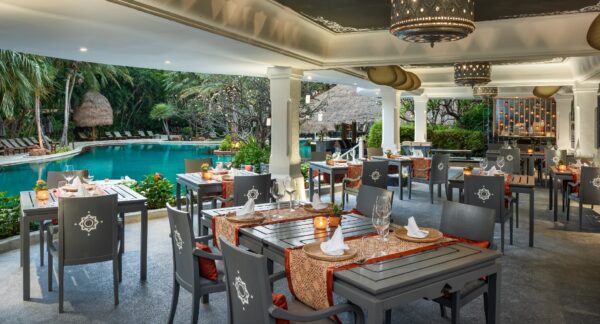 Anantara Hua Hin Resort and Spa: Luksusindkvartering med indbydende spisemuligheder, hyggelige siddepladser og en afslappende swimmingpool.