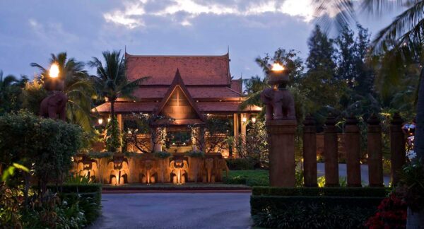  Anantara Resort & Spa indgang i Hua Hin, Thailand ved skumringstid