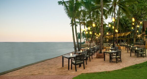 Tropisk strandresort med udsigt over oceanen, Anantara Hua Hin Resort, restaurant med bord og stole ved vandet