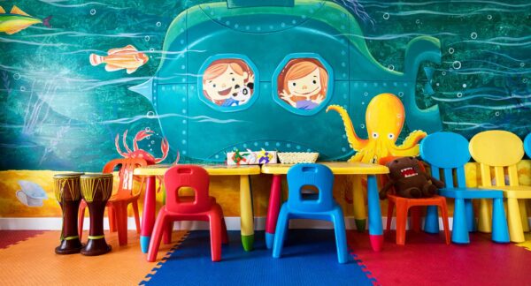 Børnenes legerum på Hua Hin Resort med lyse møbler og vægmaleri