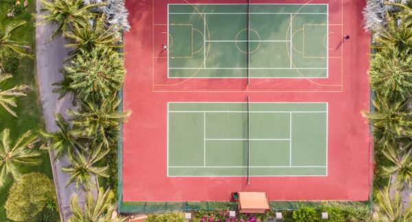 Luft en tennisbane på Anantara Hua Hin Resort med omgivende palmer