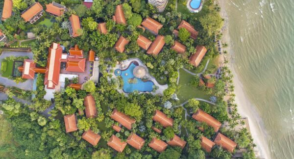 Overhead Anantara Hua Hin Resort med beliggenhed ved stranden, som viser spafaciliteter.