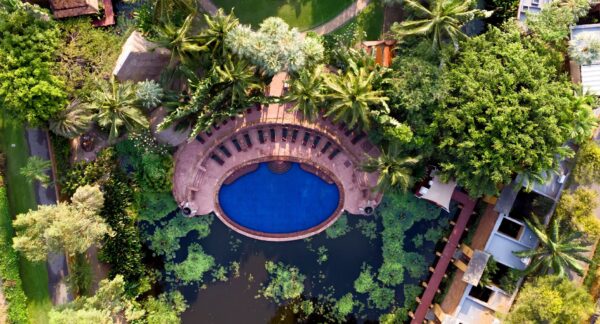 Luft Anantara resort swimmingpool omgivet af træer i Hua Hin