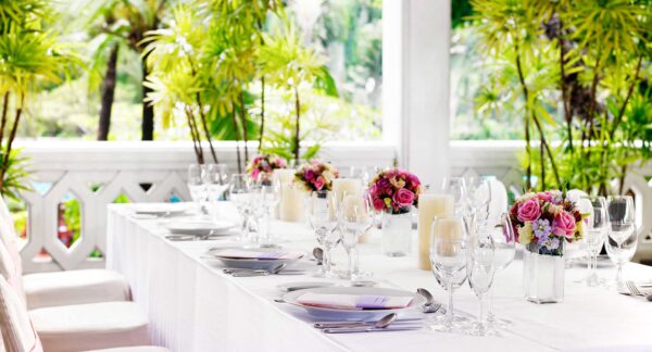 Anantara Riverside Bangkok Resort middagsopsætning med hvide tallerkener og sølvbestik