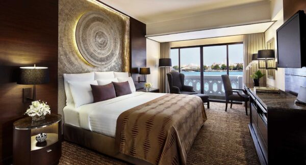 Anantara hotelværelse med stor seng og havudsigt