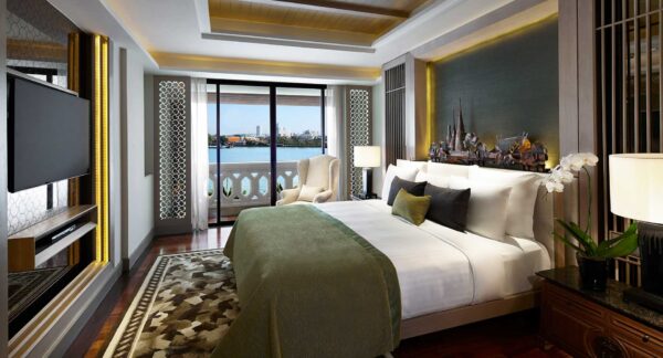 Rummelig og komfortabel seng med fladskærms-tv i Anantara Riverside Bangkok Resort værelse