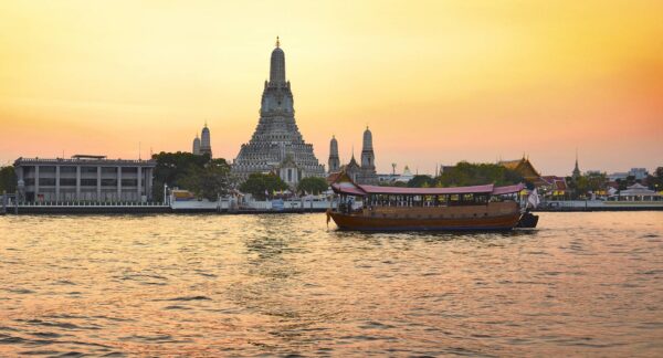 Oplev det luksuriøse Anantara Riverside Bangkok Resort beliggende ved floden i Bangkoks hjerte. Resortet tilbyder betagende udsigt,