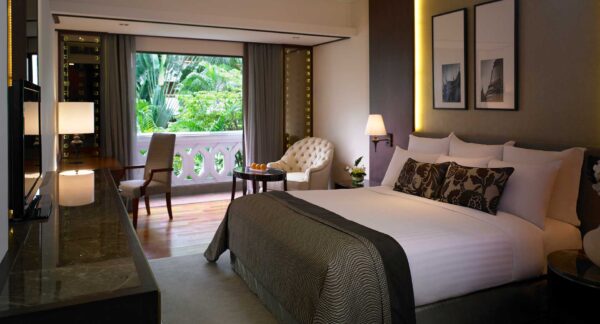 Stort soveværelse med balkon på Anantara Riverside Bangkok Resort