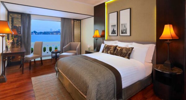 Oplev den betagende udsigt over floden fra dit værelse ved Anantara Riverside Bangkok Resort. Dette resort tilbyder komfortable